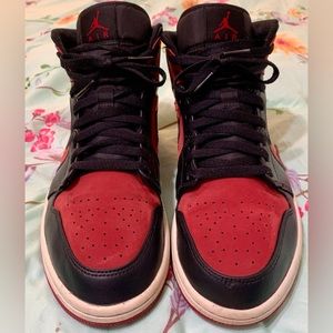 Jordan 1 Mid
Gym Red Black